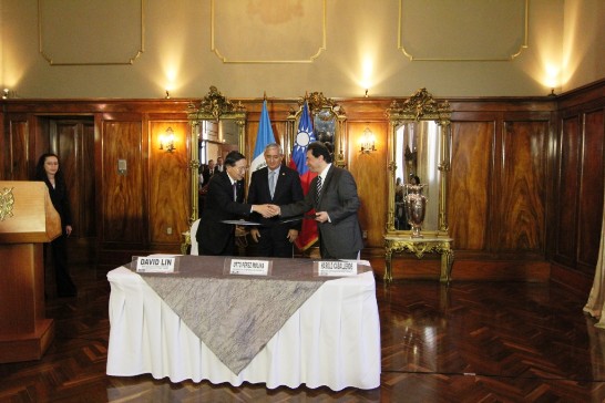 瓜國總統培瑞茲見證台瓜兩國外長簽署聯合公報