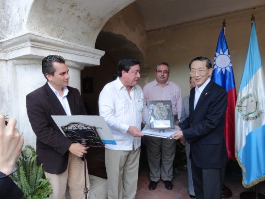 瓜國農工商金融總會及商業總會頒贈林部長獎章