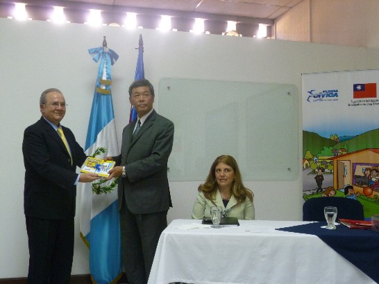 FUNDACIVICA創辦人兼憲法法院大法官莫里納致贈孫大使公民養成計畫之出版品一套