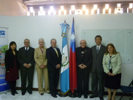 孫大使與CC前院長馬爾多納多（左2）、總統府警政事務改革委員會主委多雷比雅德（左3）、前副總統兼ASOPAZ會長皮卡佑（右3）合影