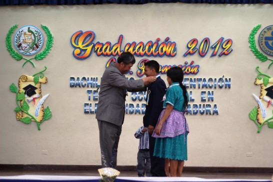 孫大使以貴賓身分頒發獎牌予成績優異畢業生