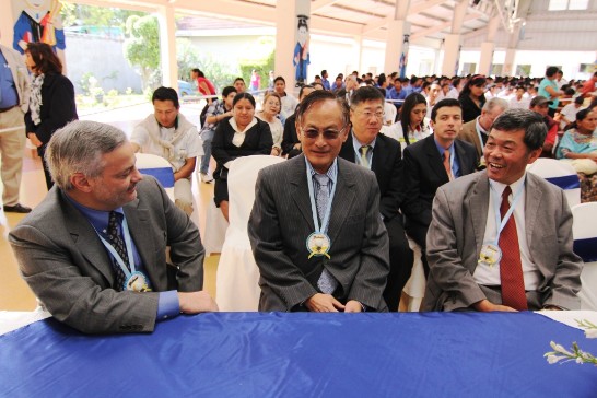 孫大使（右1）與李僑務委員志仁（中）應邀出席畢業典禮