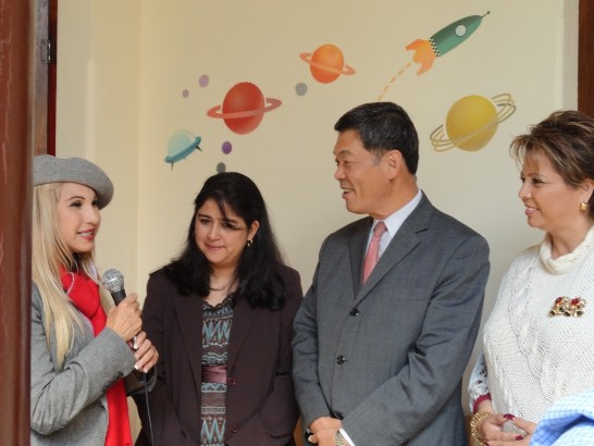 孫大使（右2）接受電視訪問 