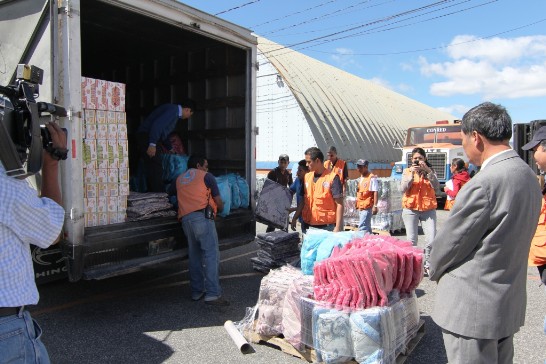 11月13日上午瓜國國家災害防治協調中心人員包裝李僑務委員捐贈之1,000條毛毯準備送往災區