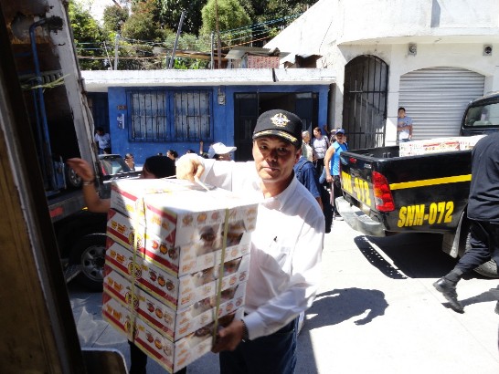 發放泡麵及毛毯等援助物資