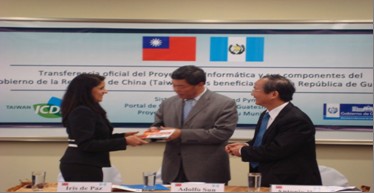 孫大使大成將資訊計畫成果交予國科會代理主委Iris de Paz女士