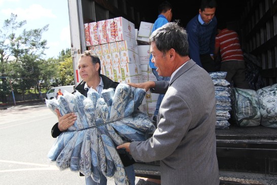 11月13日上午孫大使代表僑胞捐贈1,000條毛毯予瓜國國家災害防治協調中心執行長Alejandro Maldonado