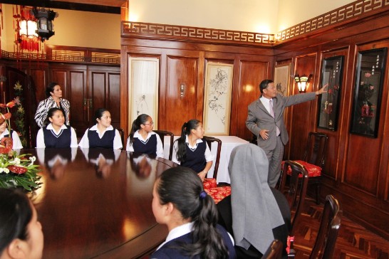 孫大使向該校師生介紹「中華民國廳」歷史及畫作