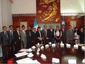 內政部營建署專家考察團乙行9人與駐館孫大使大成（右四）等與瓜國總統培瑞斯（右6）暨副總統芭爾德蒂（右5）合影上述義診醫師看診一角