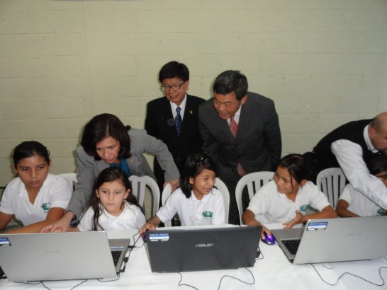 瓜國教育部長德阿基拉等一行在華碩數位中心與該校學生互動情形
