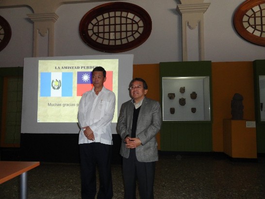 演講會主持人瓜國文化部次長，亦兼任聖卡洛斯大學教授Leandro Yax致詞並歡迎孫大使