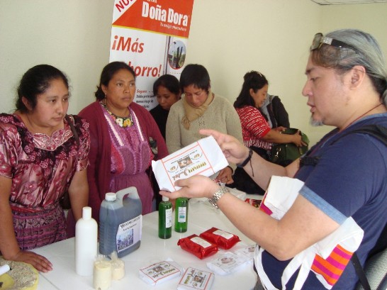 土干創意公司」創意總監呂盈達先生於本年10月14日至24日前來瓜地馬拉，就家具及食品兩項產業產品設計及包裝設計，辦理專題演講及座談會