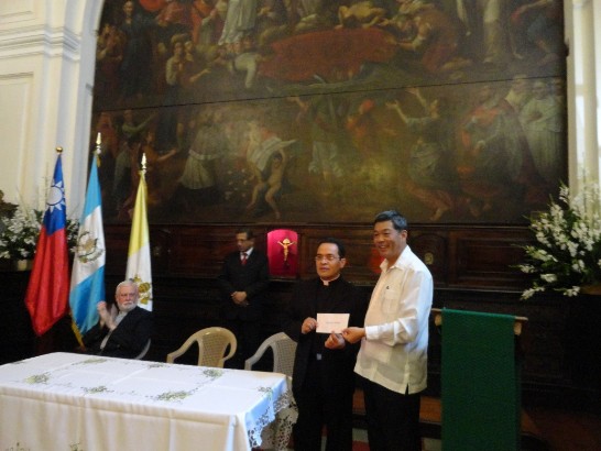 我國駐瓜地馬拉大使孫大成代表政府捐贈瓜地馬拉La Merced教堂古蹟修復計畫