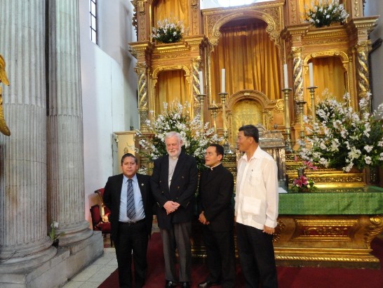 孫大使大成（右1）與教廷駐瓜國大使Paul Richard Gallagher（右3）及La Merced教堂本堂神父Rolando Aguilar（右2）合影