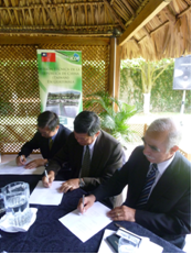 瓜國農牧部長麥迪納（右1）、駐團潘團長生才（左1）及孫大使共同簽署水產計畫移交備忘錄