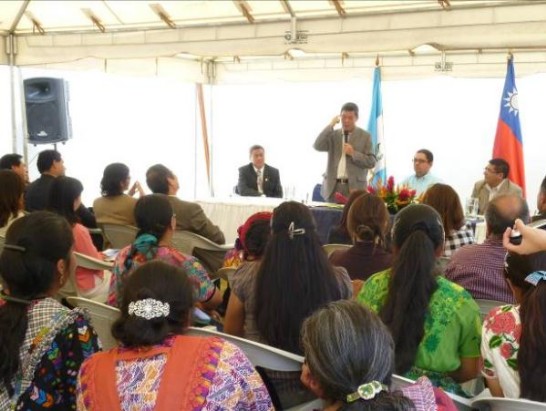 孫大使與瓜國經濟部李次長（右2主席台處）共同主持該部西部服務中心成立一週年慶儀式