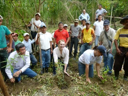 駐館孫大使與友愛的手基金會亞會長（前排中間者）及女公子等在瓜國 Tucurú省San José河域植竹