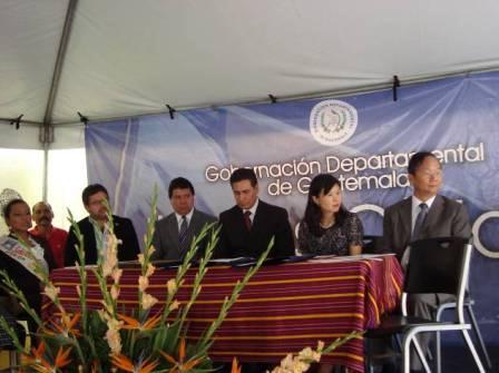 瓜省省長Luis Palma(又三)、國會議員Joaquín Bracamonte(左二)、San Juan Sacatepéquez市長Oscar Bracamonte(左三)及駐館陳秘書淑華等參加瓜省週會活動