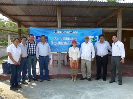 孫大使大成（左四）與瓜國農長麥迪納（右三）參訪El Remate白魚復育計畫中心。