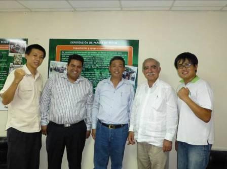 瓜農長麥迪納（右二）、農次Edín de Jesús（左二）、孫大使與駐瓜技術團替代役男合影。