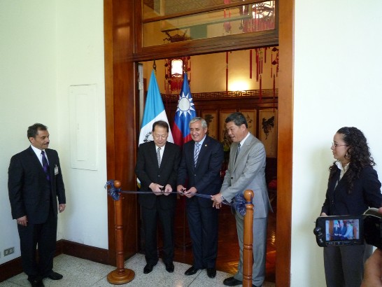 瓜國培瑞斯總統、薛副委員長與孫大使共同揭幕在瓜國總統府以中華民國廳為名之貴賓室啟用儀式。