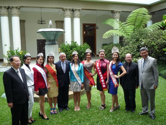 薛副委員長、孫大使及各國華裔小姐在總統府中庭與瓜國培瑞斯總統合影留念。