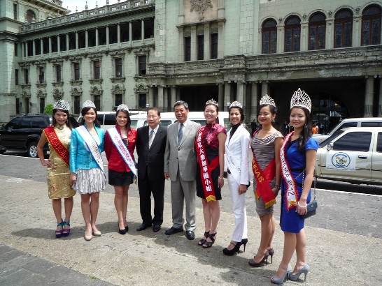 於瓜國總統府前合影留念