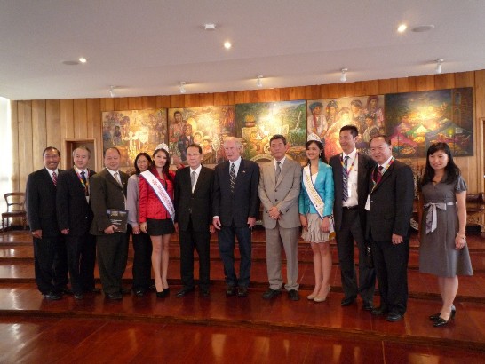 瓜地馬拉市長阿爾蘇（Álvaro Arzú）（右6）與我僑務委員會薛副委員長盛華（左6）、我駐瓜地馬拉孫大使大成（右5）及旅瓜國僑領合影留念