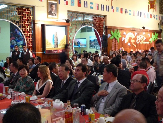 瓜國外交部部長卡巴耶羅斯（Harold Caballeros）夫婦（右3、5）、次長Iván Espinoza（右1）應邀與宴，與我僑務委員會薛副委員長盛華（右4）、我駐瓜地馬拉孫大使大成夫婦（右2、6）及各國僑領代表交談熱絡。