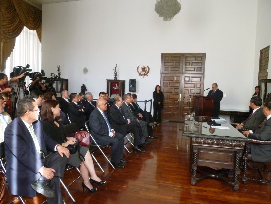 駐瓜地馬拉大使館與瓜國最高法院簽署一項司法捐贈紀事錄一角
