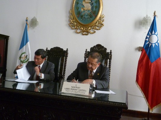 瓜國最高法院院長梅德諾（右一）與駐館孫大使簽署該捐贈紀事錄