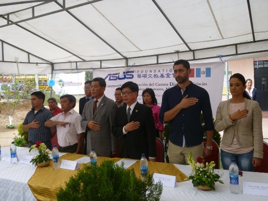 華碩文教基金會代表趙會長國良（左四）、瓜國密斯果市長培瑞斯夫婦（右一、二）及駐館孫大使大成（左三）共同主持密市華碩數位中心揭碑儀式