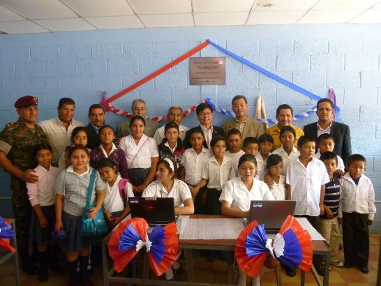 孫大使與胡迪亞巴(Jutiapa)省Conguaco市華碩數位中心與該校師生合影