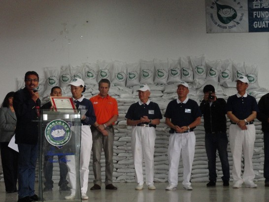 慈濟瓜國聯絡處柯芬卿女士代表接受當地市長 感謝狀