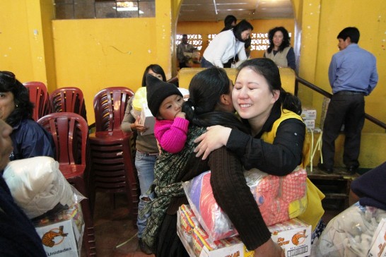 受益居民與孟副會長相擁而泣