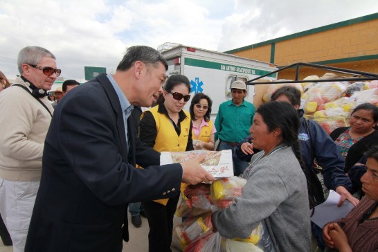 孫大使等發放物資予地震災民