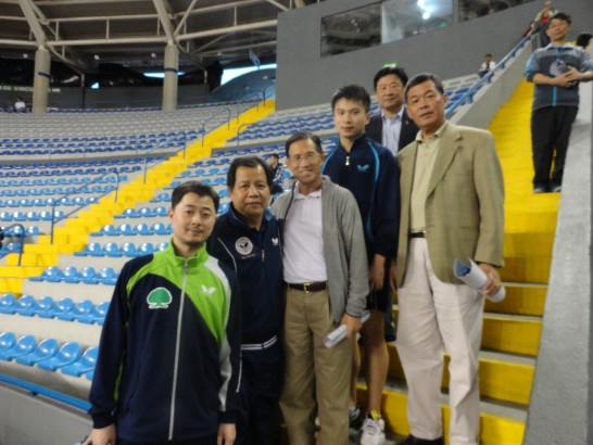 歐前部長鴻鍊（左3）、孫大使（右1）與球隊教練及選手合影
