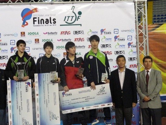 孫大使（右2）頒獎給我榮獲男單打第3名選手李佳陞（右3