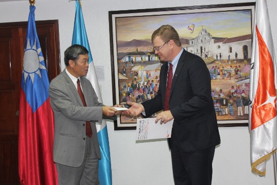 本館孫大使遞交我資助款支票予與世展會瓜國分會主任Thomas Solomon