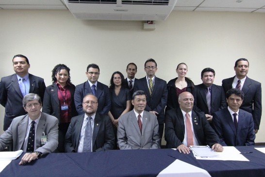 孫大使、衛生部長、次長及受訓醫師合影