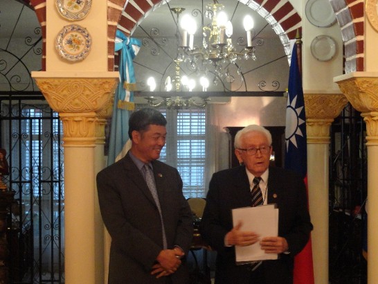 本館孫大使與和平及民主基金會長皮卡佑（右一）共同主持憲法與我師資培訓計畫第二階段捐贈儀式。