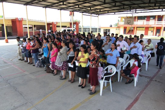 等候義診並參加捐贈典禮之當地居民