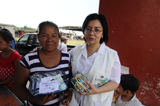 E會長親自贈送家庭常備藥包及泡麵予義診病患