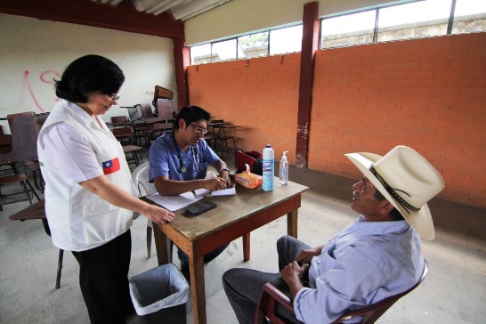 E會長探視義診醫師及病患