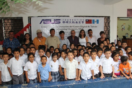 孫大使大成（最後一排右6）與趙會長國良（最後一排右5）與受惠學生合影