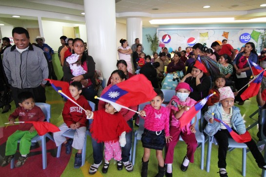 揮動我國國旗之病童