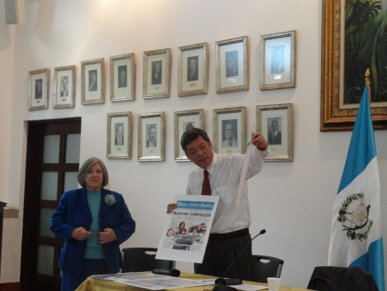 孫大使以瓜國媒體報導我合作計畫之圖文，加深聆聽者印象