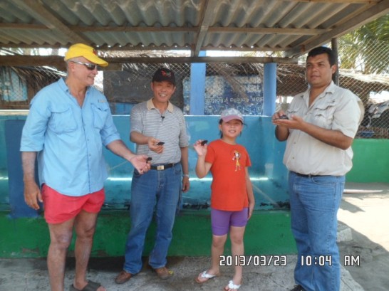 孫大使、盧安諾次長（右一）及前農牧部長Alvaro Aguilar在Las Lisas海龜復育中心合影 