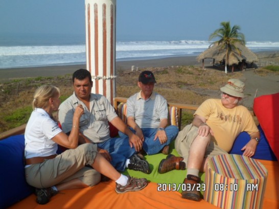 瓜國MARN次長盧安諾（左二）與駐館孫大使等接受熱帶雨林協會長德芭斯（左一）採訪海龜放生紀錄片拍攝一角