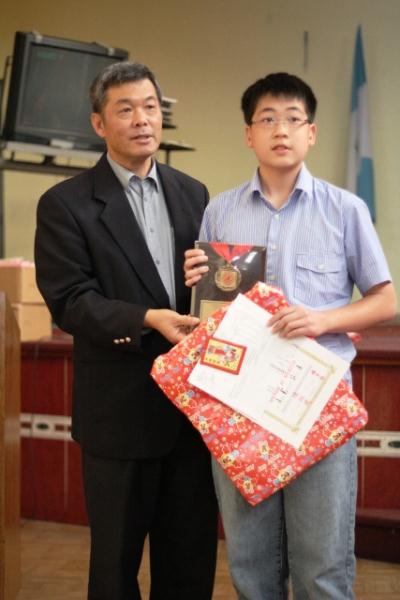 孫大使與榮獲奧林匹克數學競賽全國冠軍之學生Julio Enrique Shin Jo。